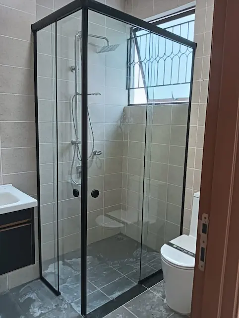 SHOWER SCREEN (CHROME/BLACK)